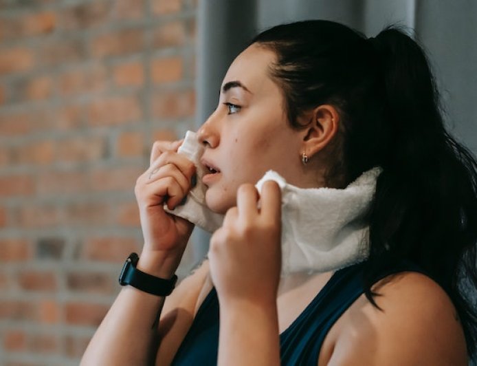 Đổ mồ hôi trộm là gì? Nguyên nhân và cách điều trị