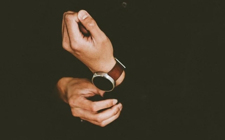 Cách đeo đồng hồ đúng cho bác sĩ