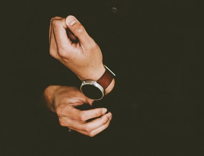 Cách đeo đồng hồ đúng cho bác sĩ