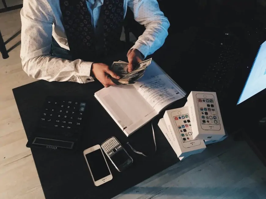 Nên làm gì khi bị cám rỗ bởi đồng tiền?